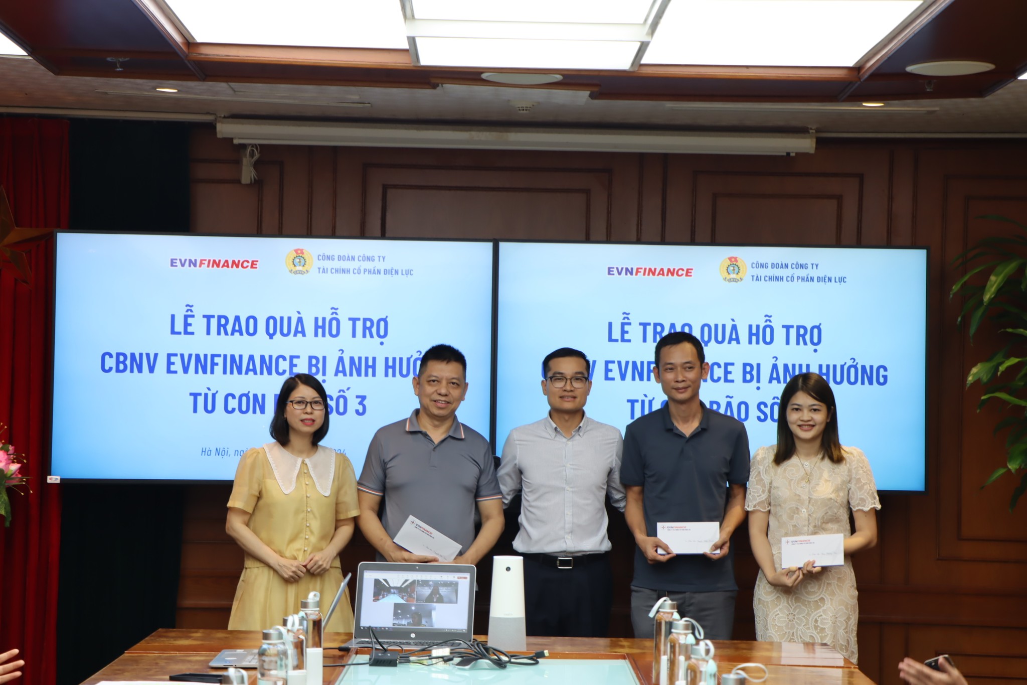 EVNFinance trao quà hỗ trợ CBNV bị ảnh hưởng sau cơn bão số 3
