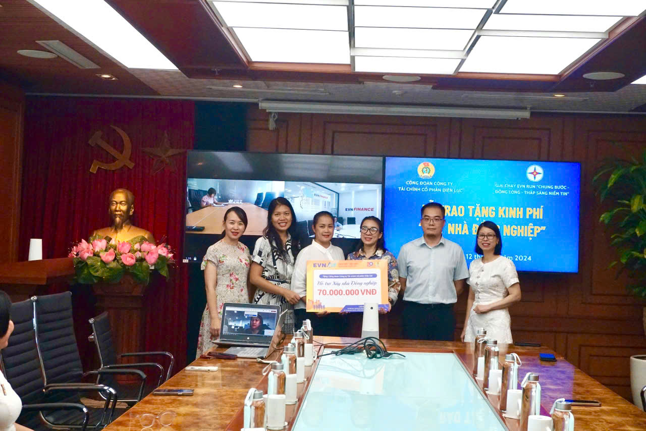 Công đoàn EVNFinance trao tặng kinh phí "Xây nhà đồng nghiệp" cho công đoàn viên